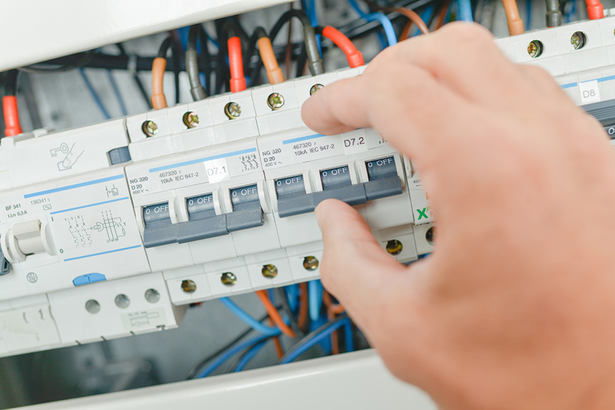 Schalt­schrank­bau bei Neidenberger Elektrotechnik GmbH in Feuchtwangen